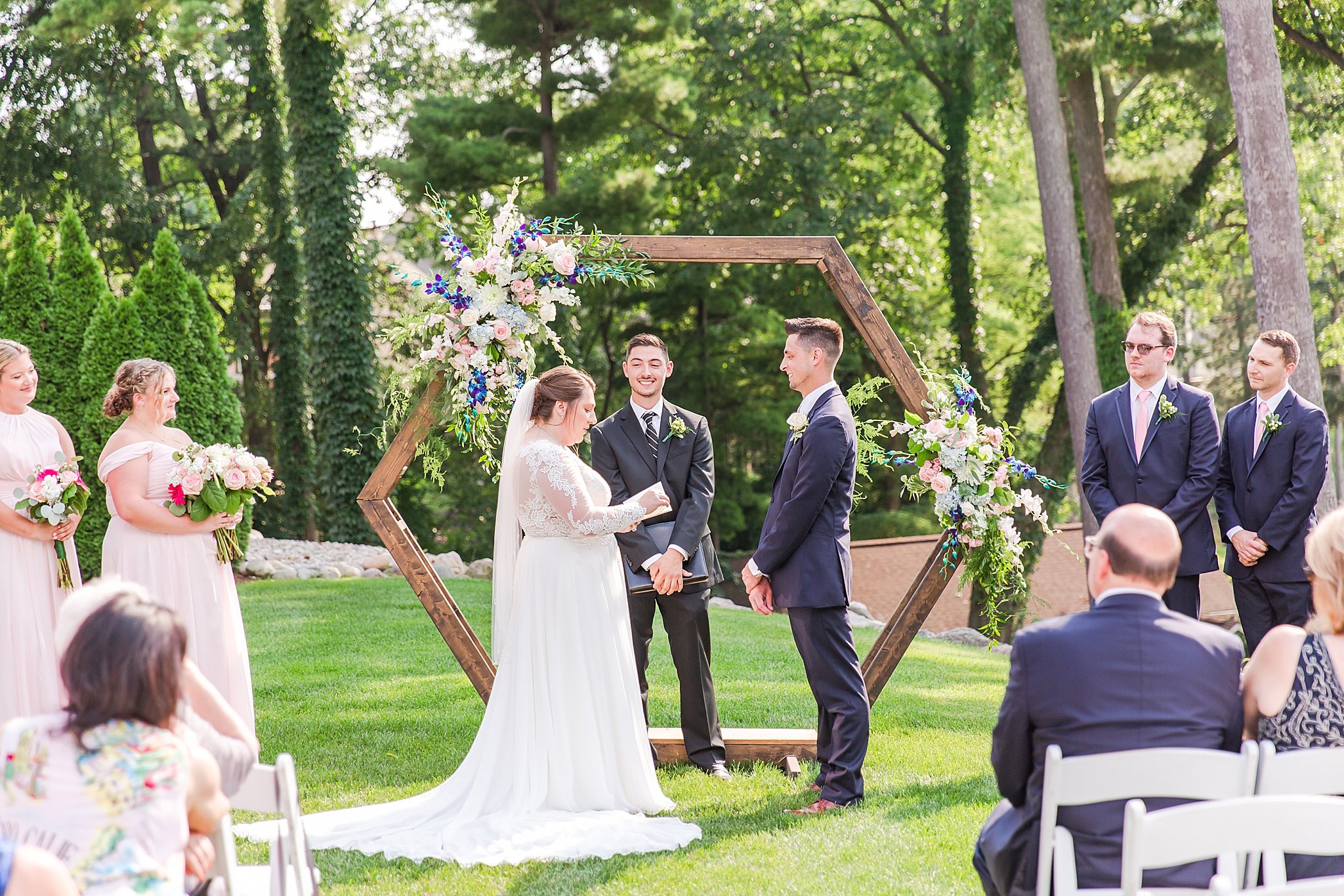 detroit-wedding-photographer-joyful-wedding-photos-at-oak-pointe-country-club-in-brighton-mi-by-courtney-carolyn-photography_0058.jpg