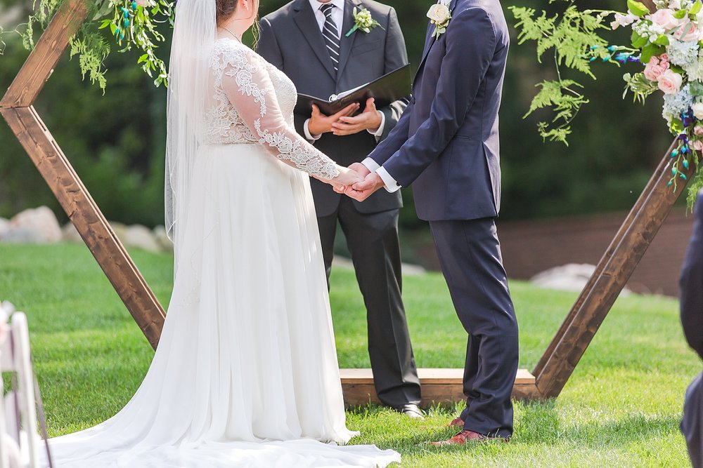 detroit-wedding-photographer-joyful-wedding-photos-at-oak-pointe-country-club-in-brighton-mi-by-courtney-carolyn-photography_0062.jpg