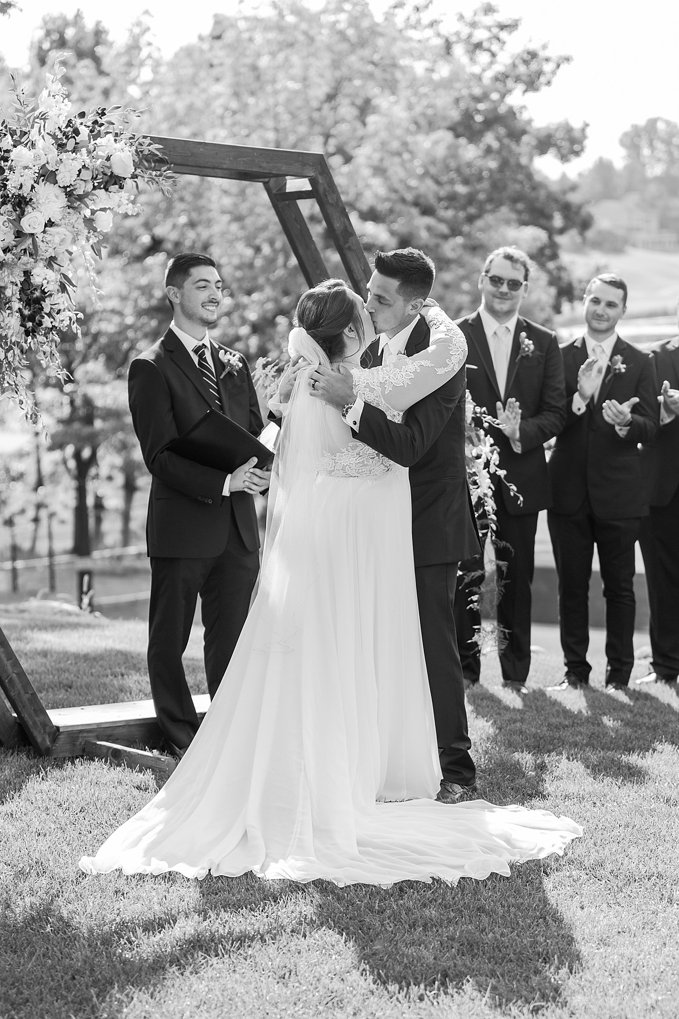 detroit-wedding-photographer-joyful-wedding-photos-at-oak-pointe-country-club-in-brighton-mi-by-courtney-carolyn-photography_0064.jpg