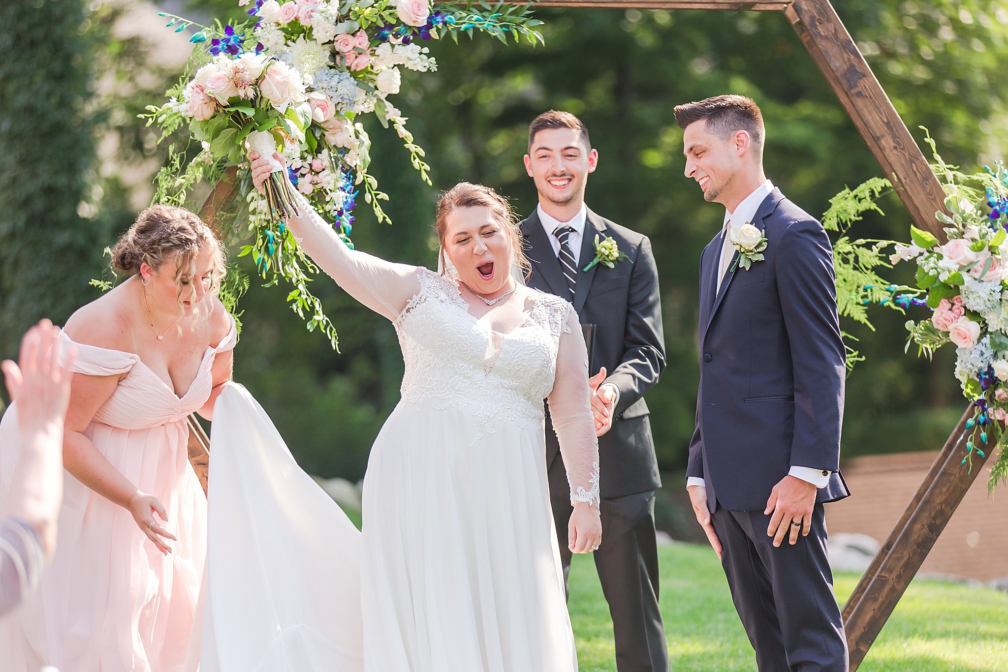 detroit-wedding-photographer-joyful-wedding-photos-at-oak-pointe-country-club-in-brighton-mi-by-courtney-carolyn-photography_0065.jpg