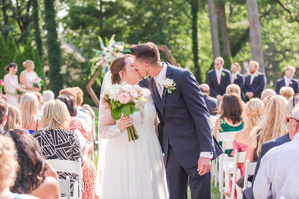 detroit-wedding-photographer-joyful-wedding-photos-at-oak-pointe-country-club-in-brighton-mi-by-courtney-carolyn-photography_0067.jpg