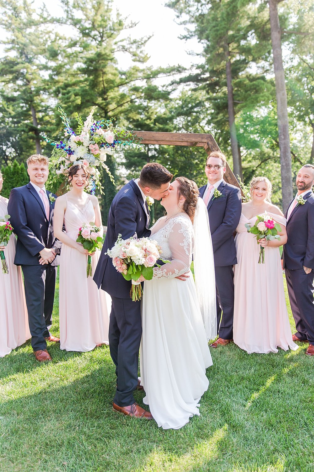 detroit-wedding-photographer-joyful-wedding-photos-at-oak-pointe-country-club-in-brighton-mi-by-courtney-carolyn-photography_0070.jpg