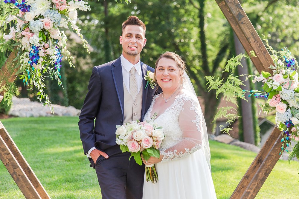 detroit-wedding-photographer-joyful-wedding-photos-at-oak-pointe-country-club-in-brighton-mi-by-courtney-carolyn-photography_0091.jpg