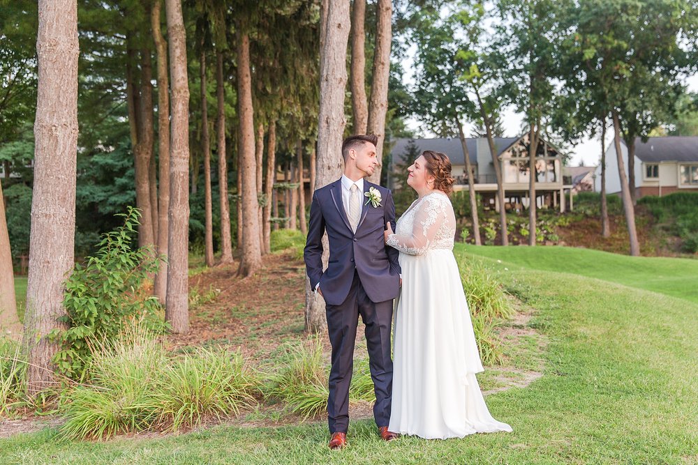 detroit-wedding-photographer-joyful-wedding-photos-at-oak-pointe-country-club-in-brighton-mi-by-courtney-carolyn-photography_0096.jpg