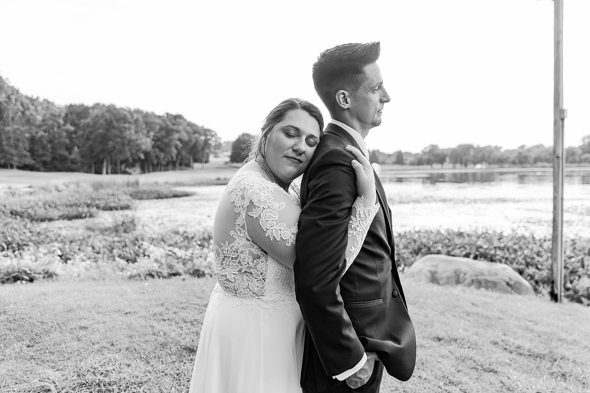 detroit-wedding-photographer-joyful-wedding-photos-at-oak-pointe-country-club-in-brighton-mi-by-courtney-carolyn-photography_0099.jpg