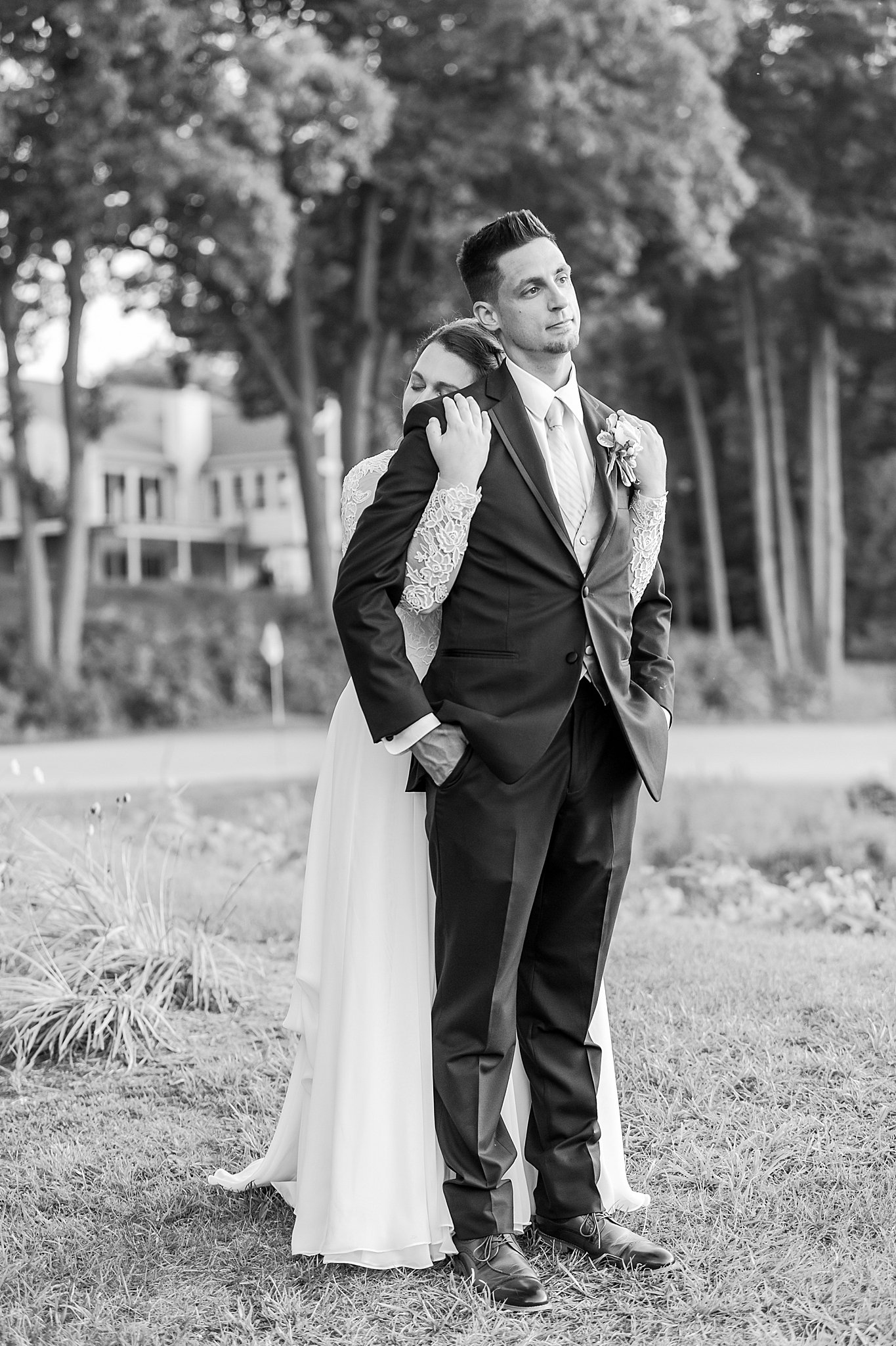 detroit-wedding-photographer-joyful-wedding-photos-at-oak-pointe-country-club-in-brighton-mi-by-courtney-carolyn-photography_0102.jpg