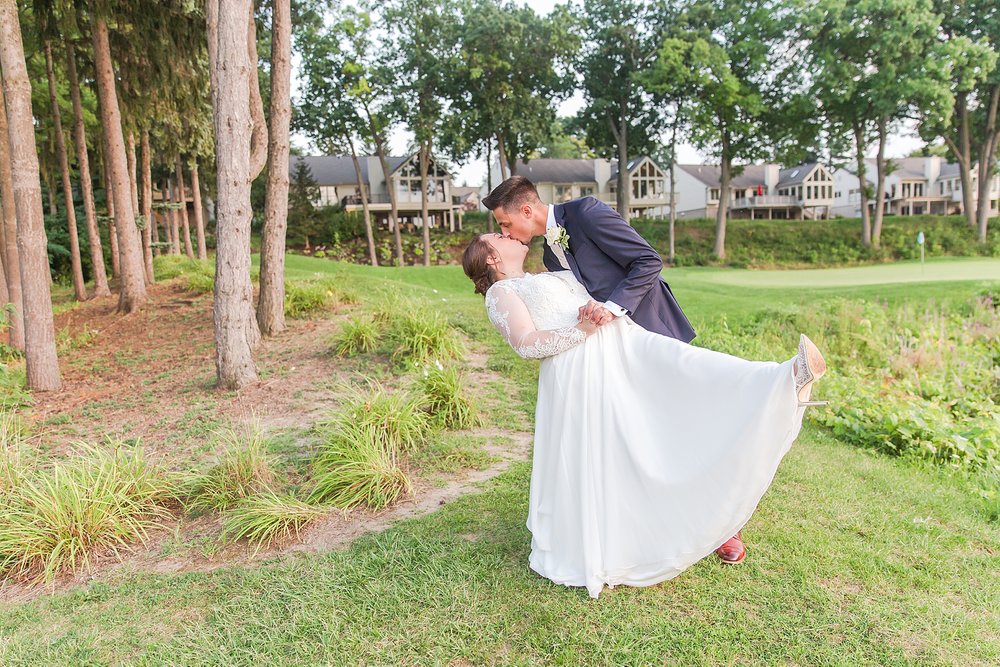 detroit-wedding-photographer-joyful-wedding-photos-at-oak-pointe-country-club-in-brighton-mi-by-courtney-carolyn-photography_0103.jpg