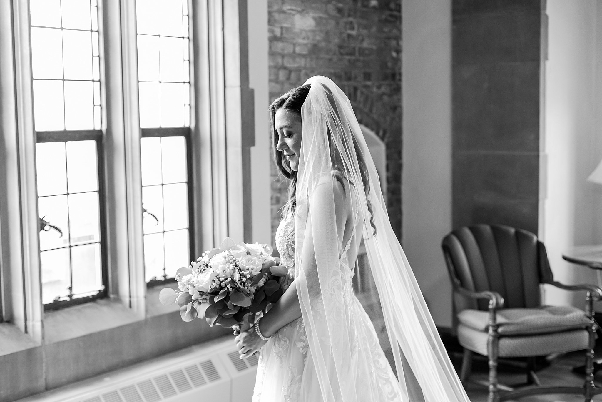 detroit-wedding-photographer-classic-wedding-photos-at-st-pauls-lutheran-church-in-toledo-oh-by-courtney-carolyn-photography_0009.jpg