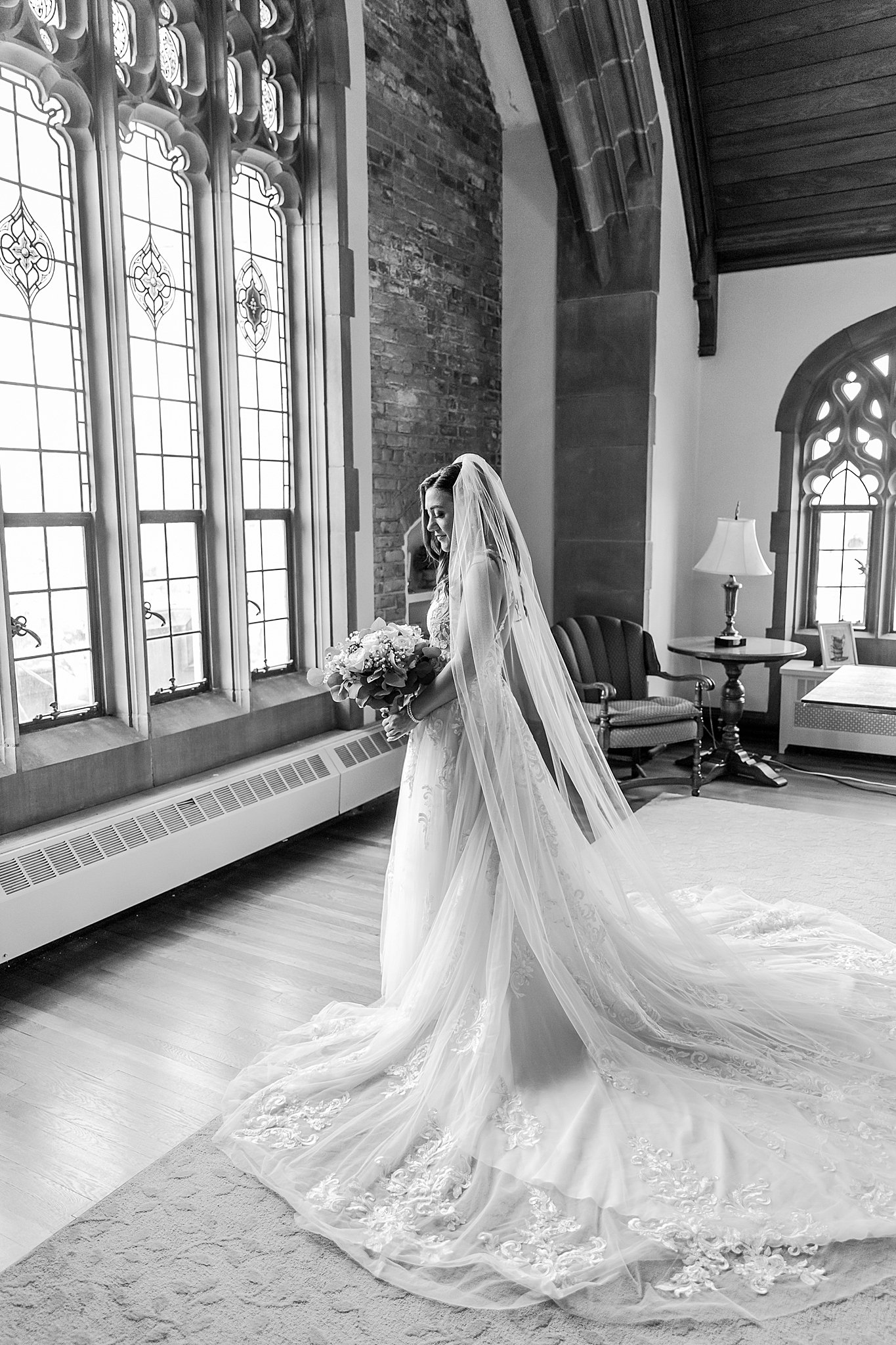 detroit-wedding-photographer-classic-wedding-photos-at-st-pauls-lutheran-church-in-toledo-oh-by-courtney-carolyn-photography_0011.jpg