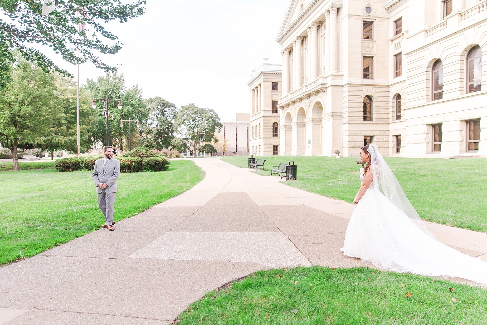 detroit-wedding-photographer-classic-wedding-photos-at-st-pauls-lutheran-church-in-toledo-oh-by-courtney-carolyn-photography_0015.jpg