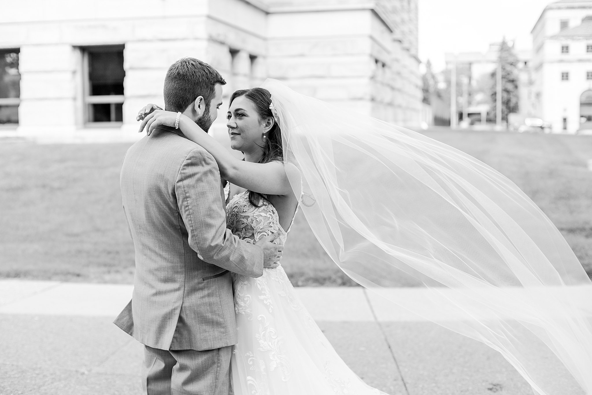 detroit-wedding-photographer-classic-wedding-photos-at-st-pauls-lutheran-church-in-toledo-oh-by-courtney-carolyn-photography_0017.jpg