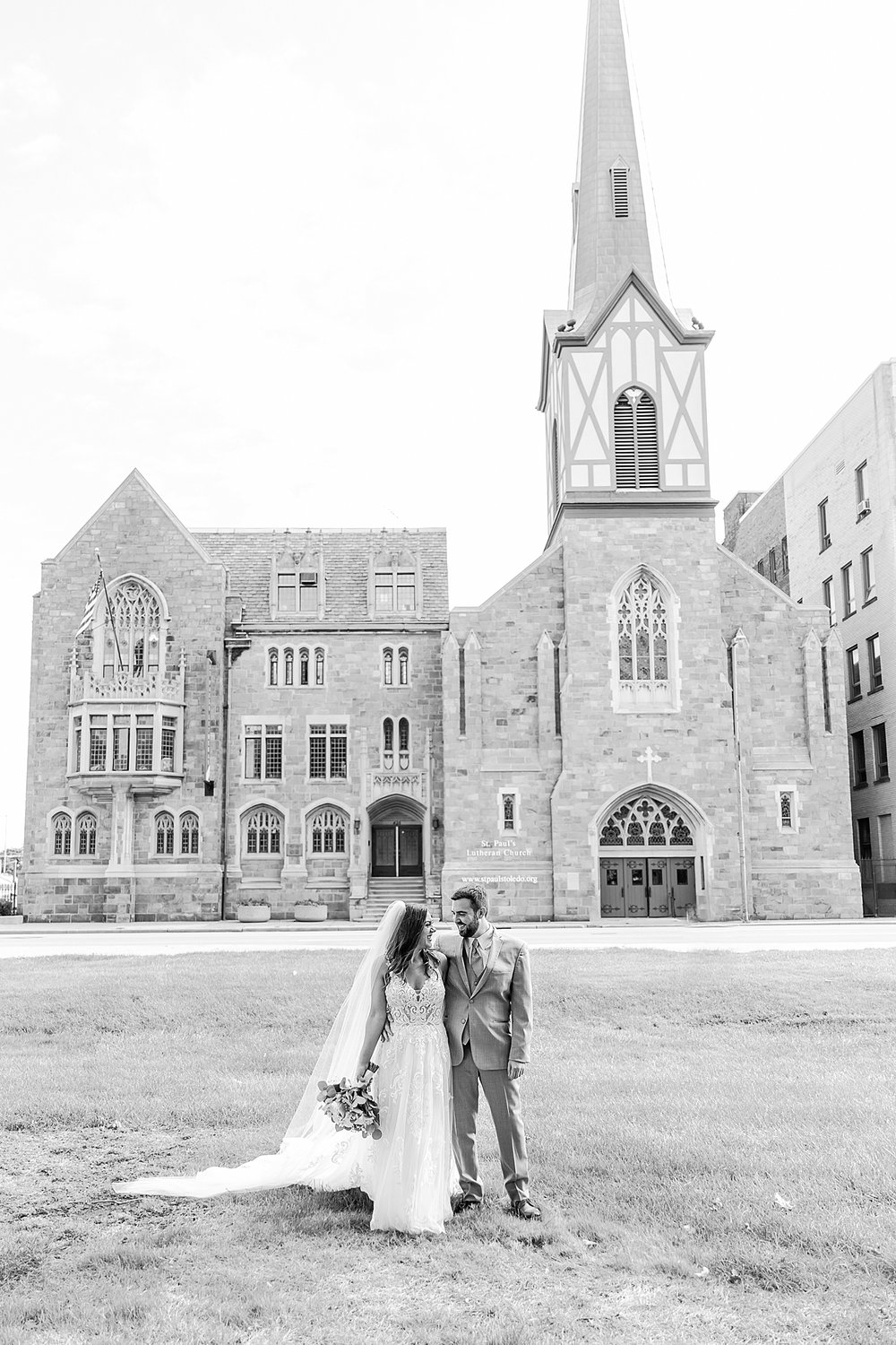 detroit-wedding-photographer-classic-wedding-photos-at-st-pauls-lutheran-church-in-toledo-oh-by-courtney-carolyn-photography_0026.jpg