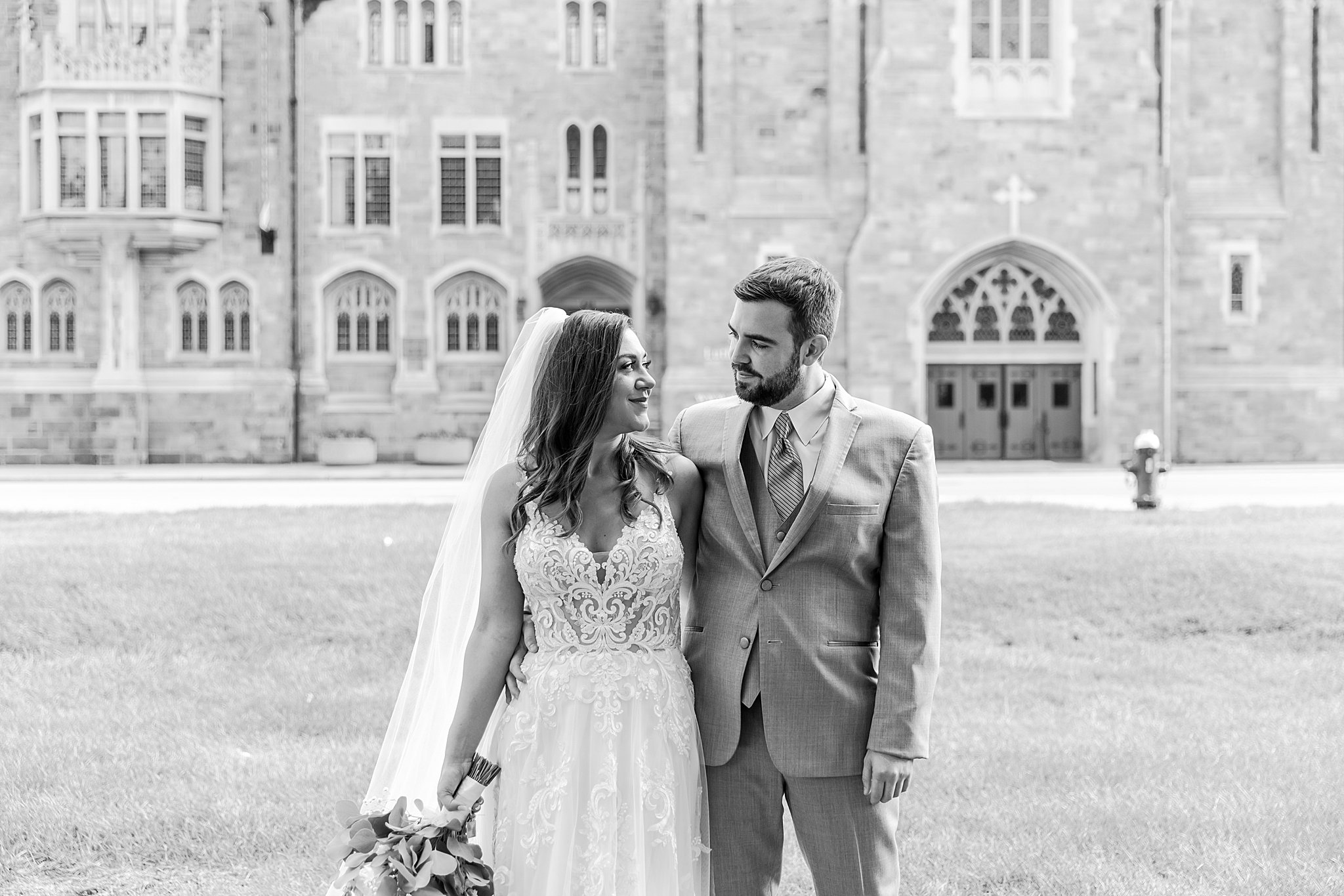 detroit-wedding-photographer-classic-wedding-photos-at-st-pauls-lutheran-church-in-toledo-oh-by-courtney-carolyn-photography_0034.jpg