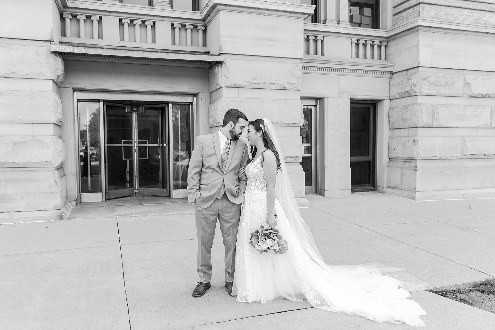 detroit-wedding-photographer-classic-wedding-photos-at-st-pauls-lutheran-church-in-toledo-oh-by-courtney-carolyn-photography_0038.jpg