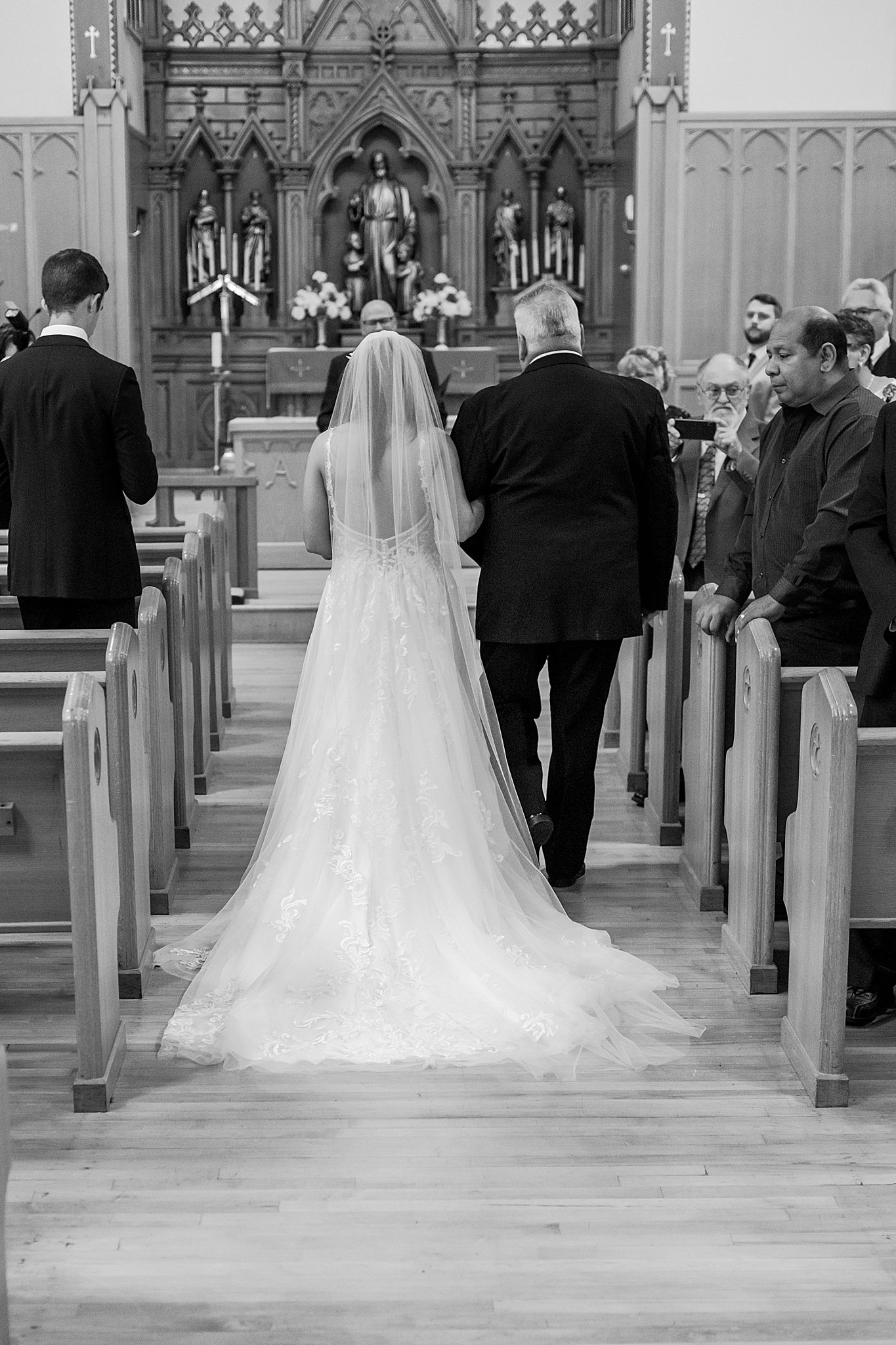 detroit-wedding-photographer-classic-wedding-photos-at-st-pauls-lutheran-church-in-toledo-oh-by-courtney-carolyn-photography_0049.jpg