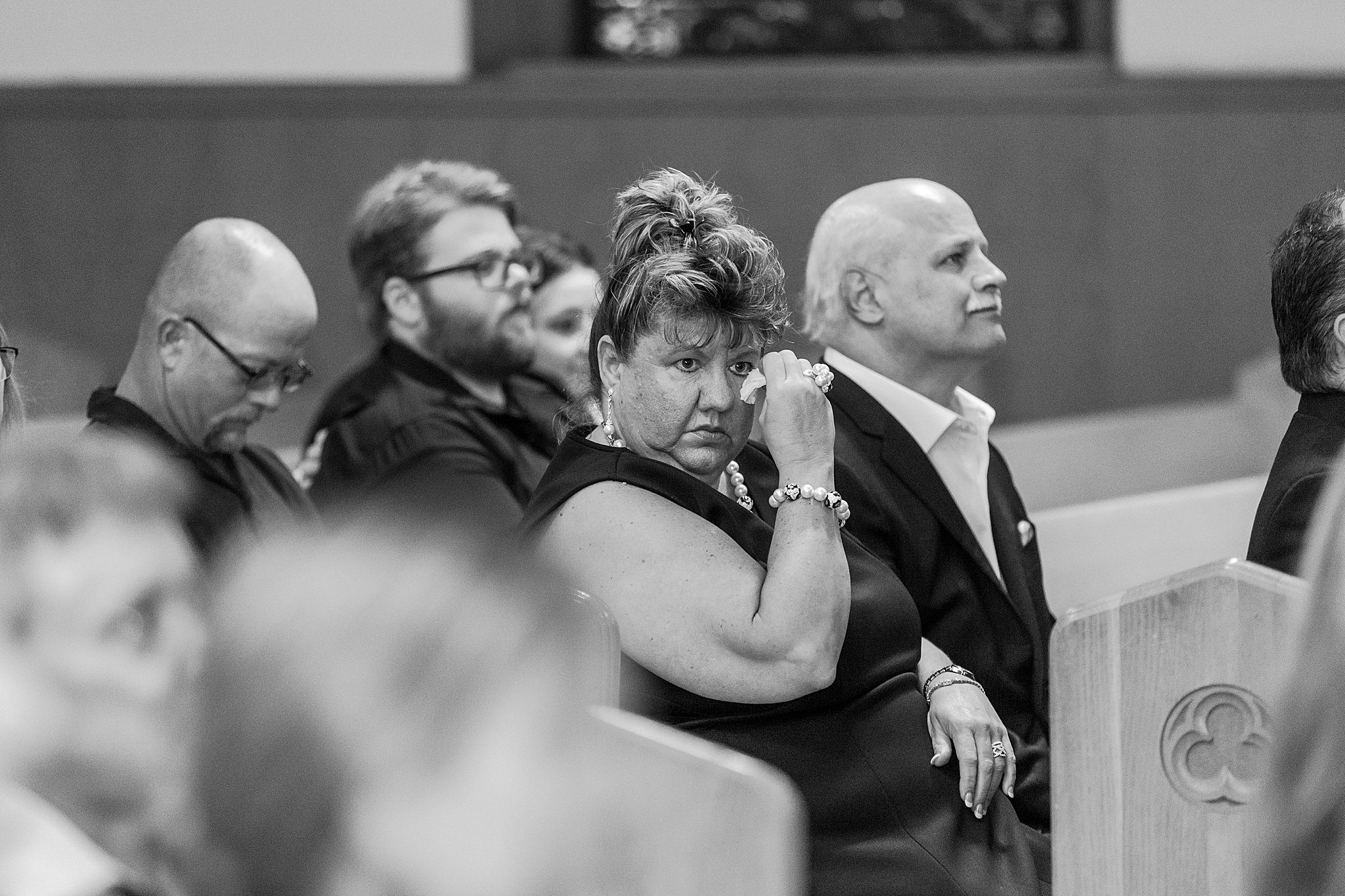 detroit-wedding-photographer-classic-wedding-photos-at-st-pauls-lutheran-church-in-toledo-oh-by-courtney-carolyn-photography_0052.jpg