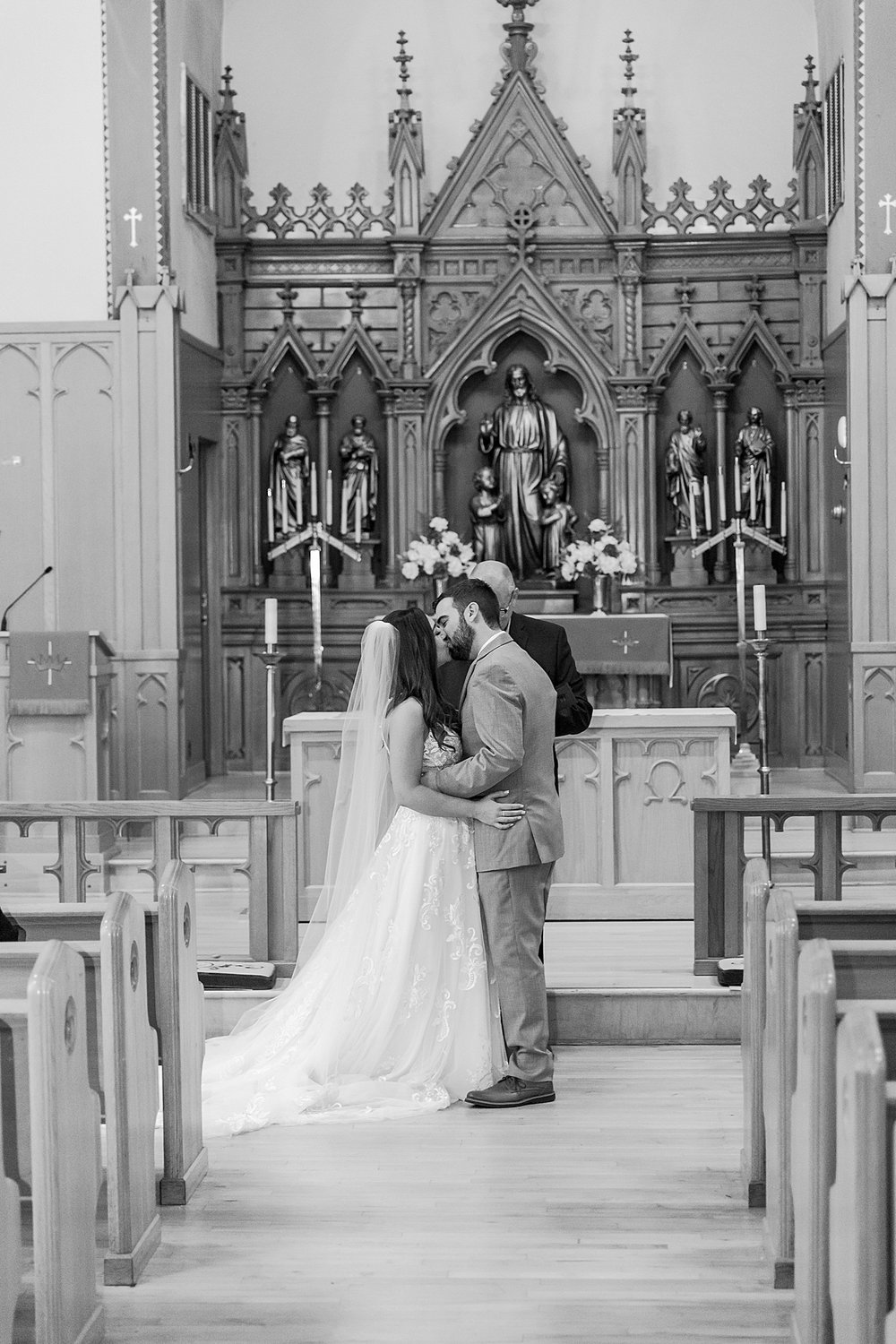 detroit-wedding-photographer-classic-wedding-photos-at-st-pauls-lutheran-church-in-toledo-oh-by-courtney-carolyn-photography_0054.jpg