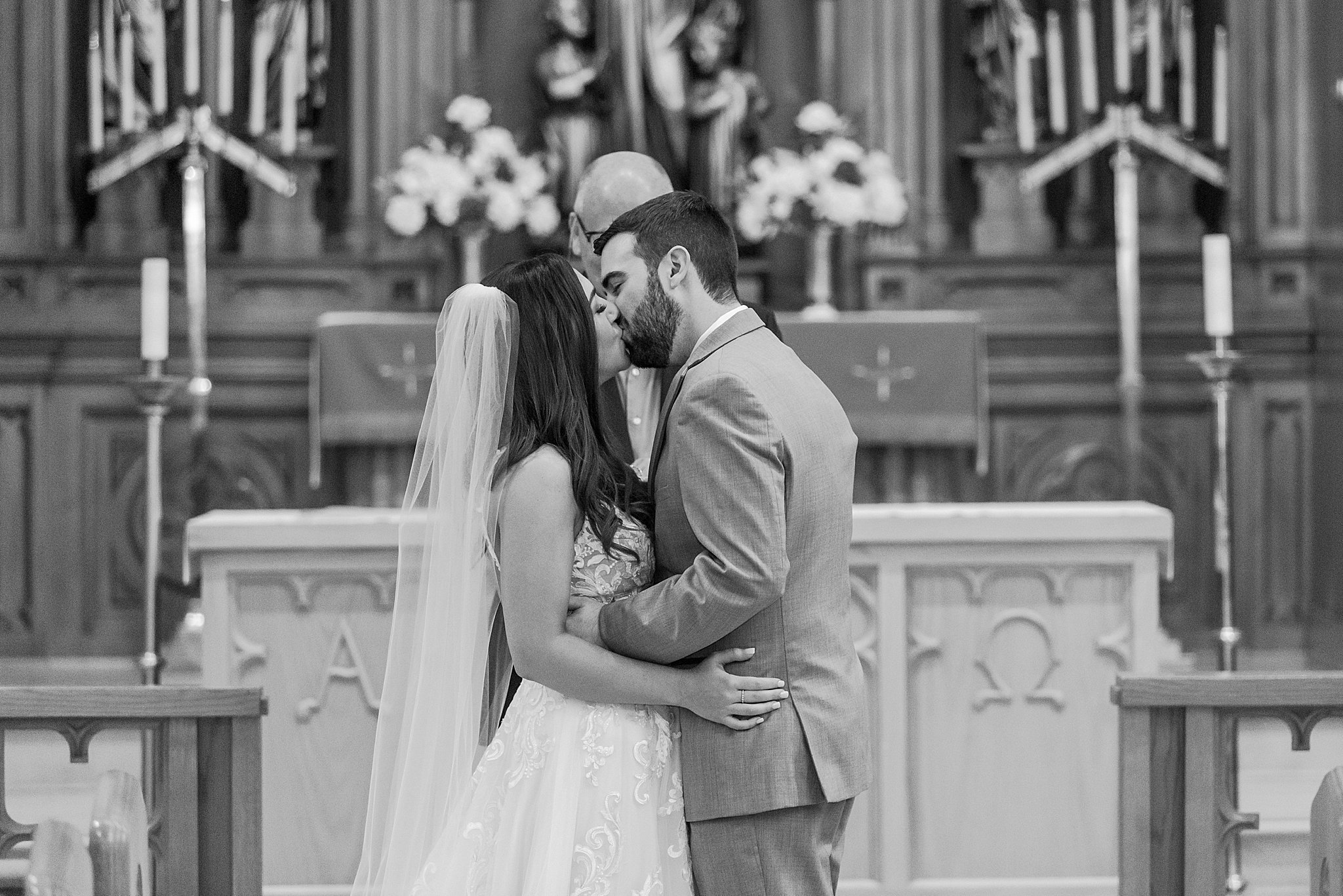 detroit-wedding-photographer-classic-wedding-photos-at-st-pauls-lutheran-church-in-toledo-oh-by-courtney-carolyn-photography_0055.jpg