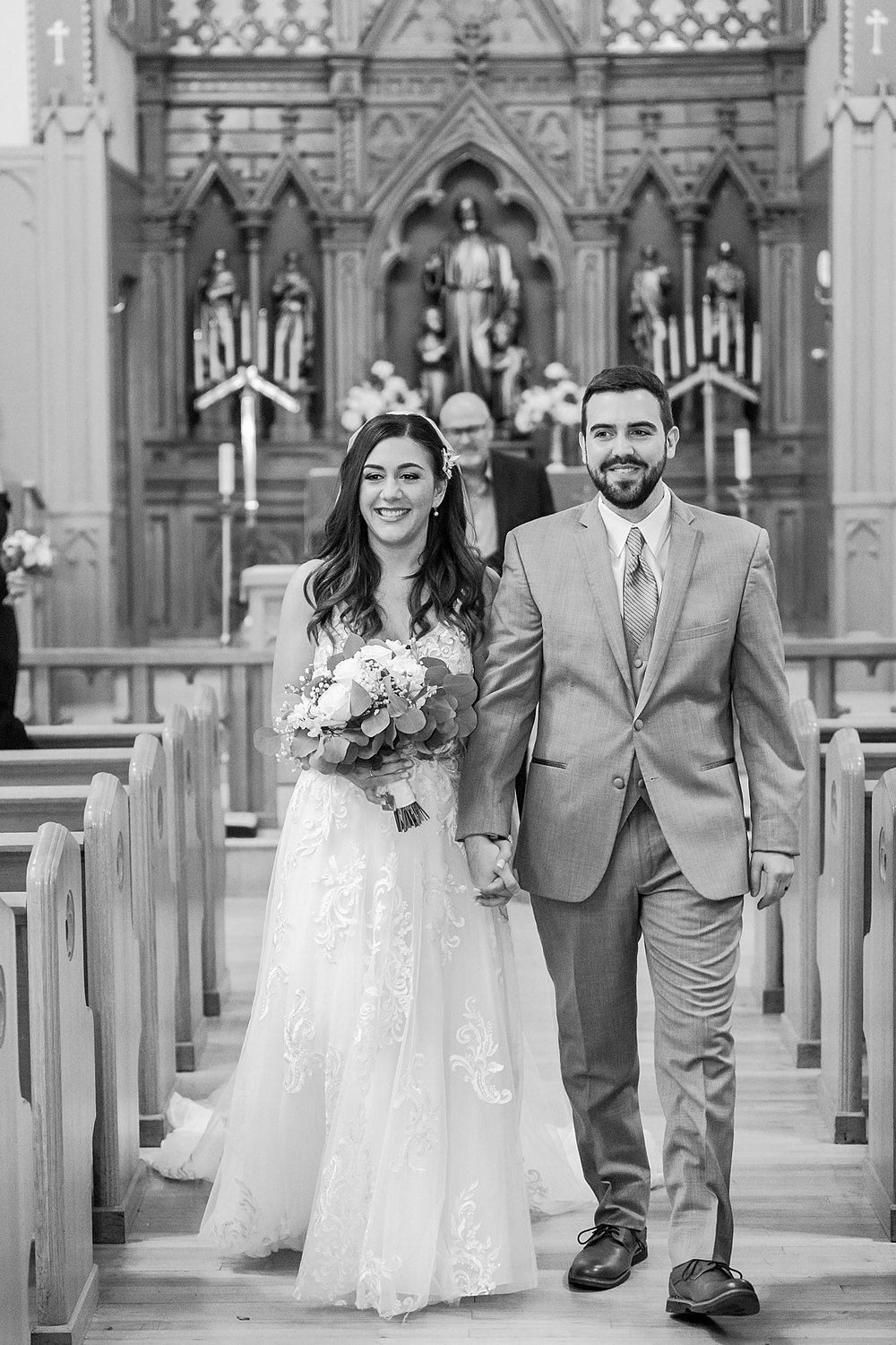 detroit-wedding-photographer-classic-wedding-photos-at-st-pauls-lutheran-church-in-toledo-oh-by-courtney-carolyn-photography_0056.jpg