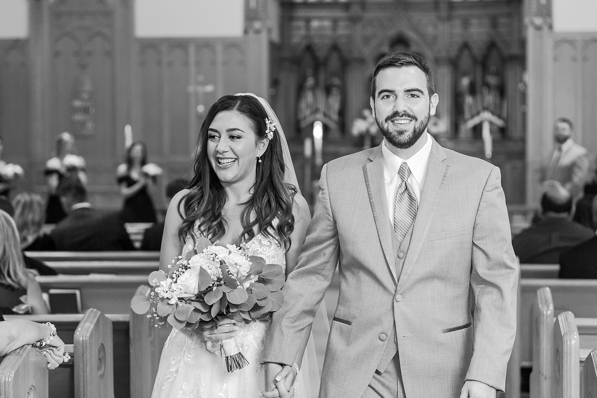 detroit-wedding-photographer-classic-wedding-photos-at-st-pauls-lutheran-church-in-toledo-oh-by-courtney-carolyn-photography_0057.jpg