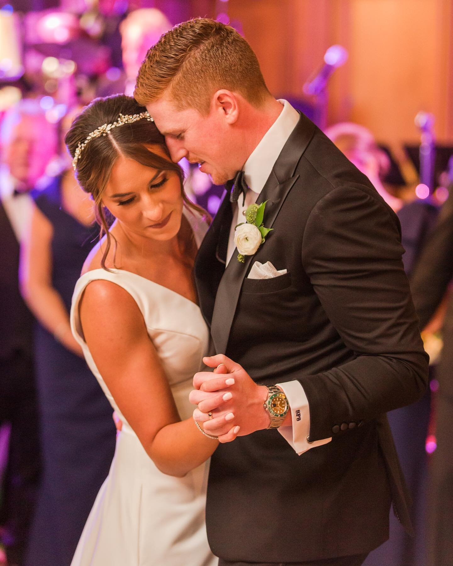 🎉 I am SO excited to finally share an extended sneak peek from Victoria and Stu's classic wedding day at the Detroit Athletic Club!!

It was truly an incredible day in downtown Detroit and Victoria looked stunning in her simple, yet chic wedding dre
