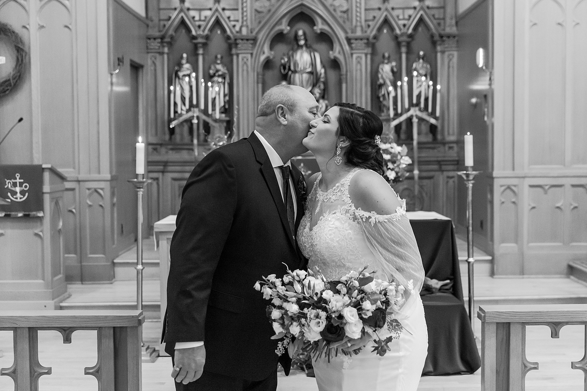 detroit-wedding-photographer-romantic-micro-wedding-photos-st-pauls-lutheran-church-toledo-oh-by-courtney-carolyn-photography_0011.jpg