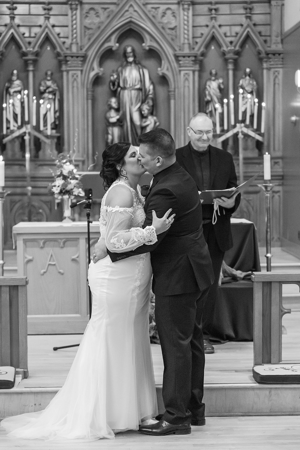 detroit-wedding-photographer-romantic-micro-wedding-photos-st-pauls-lutheran-church-toledo-oh-by-courtney-carolyn-photography_0025.jpg