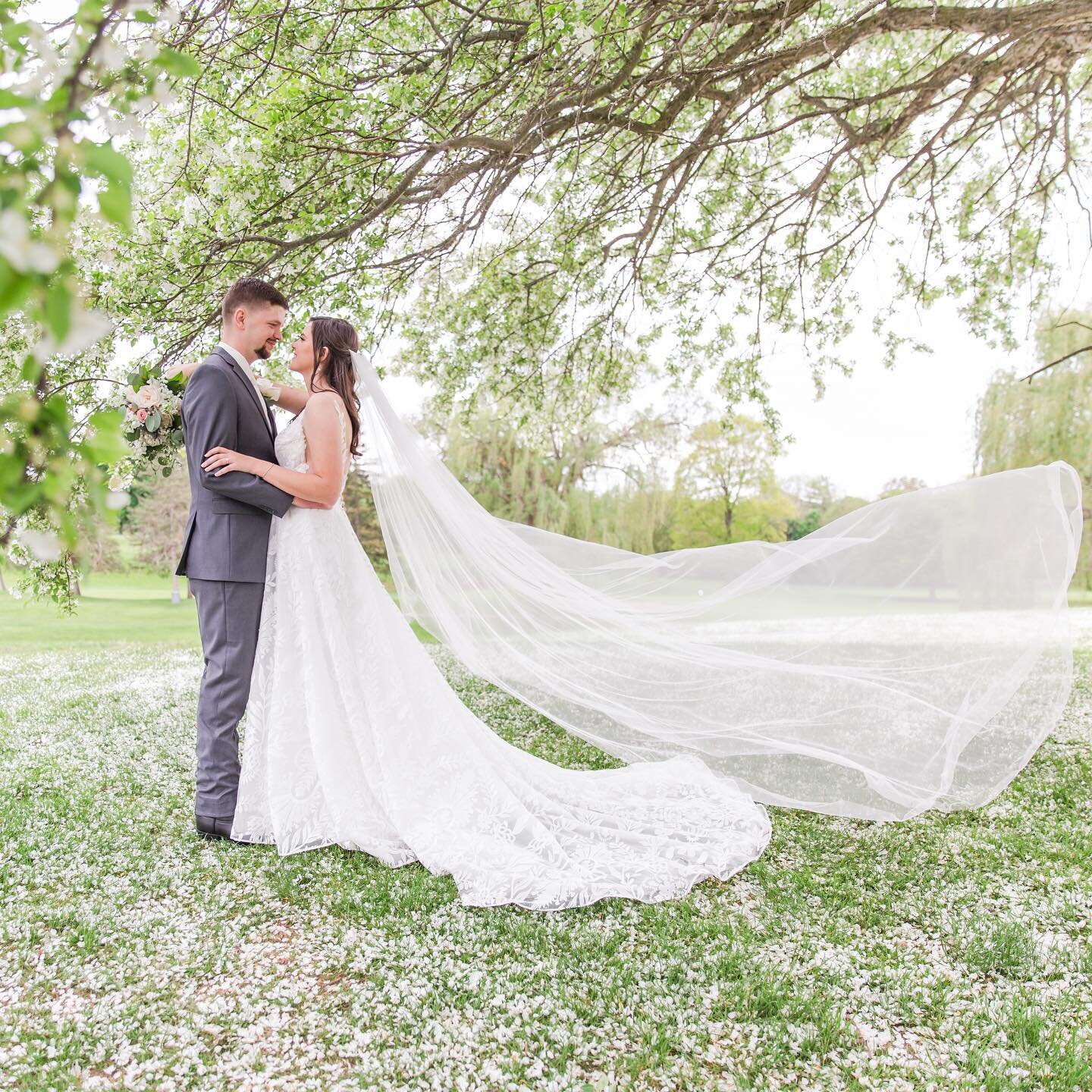 Emma &amp; Jeremy&rsquo;s sneak peek!! This incredible day at the @washtenawgolfclub was the perfect day and an amazing kick off to our 2023 wedding season!

It felt so good to pick up my camera and just look for all the little moments throughout Emm