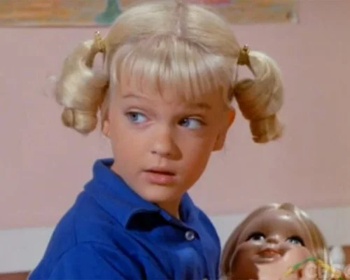 Susan Olsen as youngest daughter, Cindy. Lisp, pigtails.