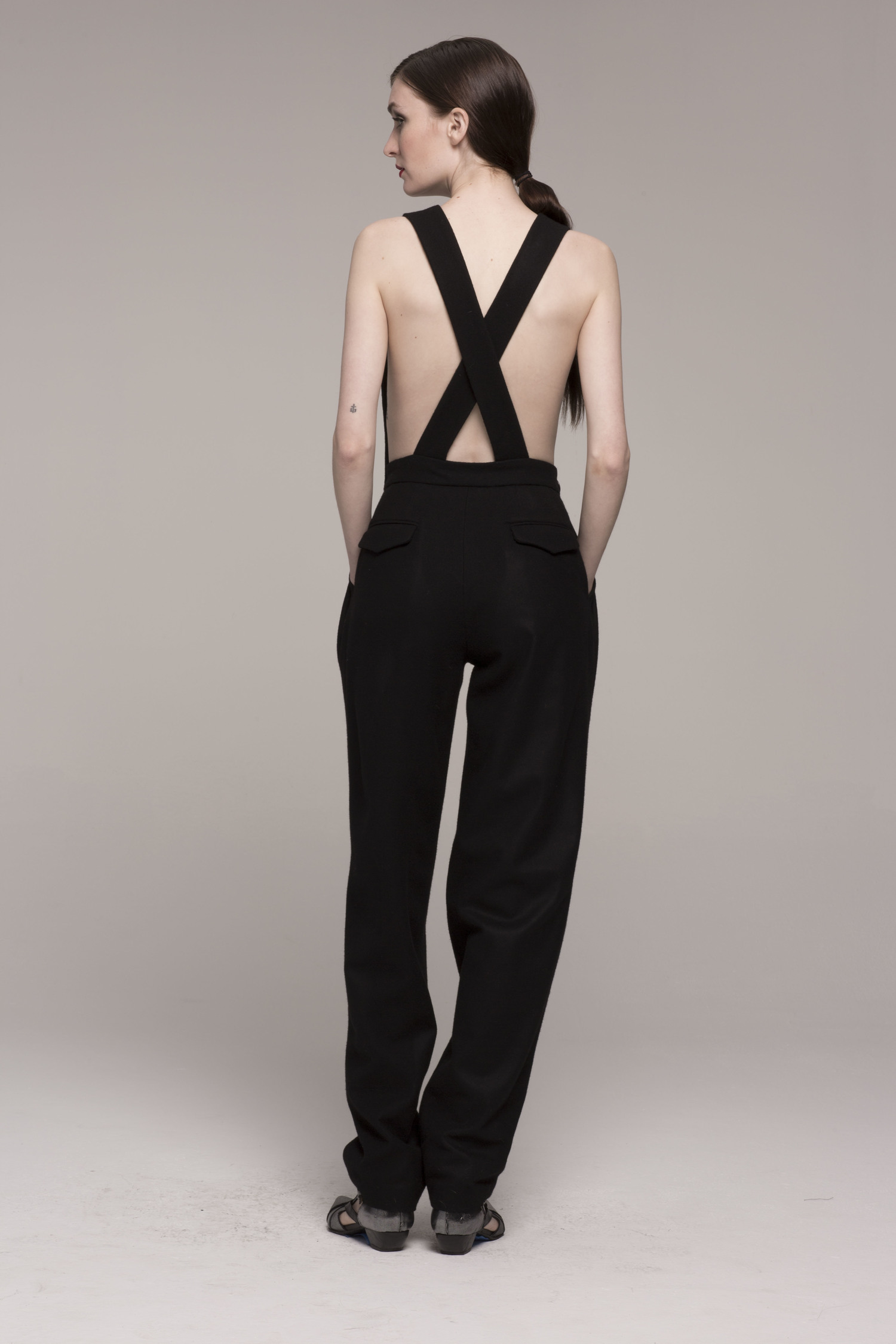 model in LE PANTALON DE COCOTTE (JUMPER), back to camera, hands in pockets