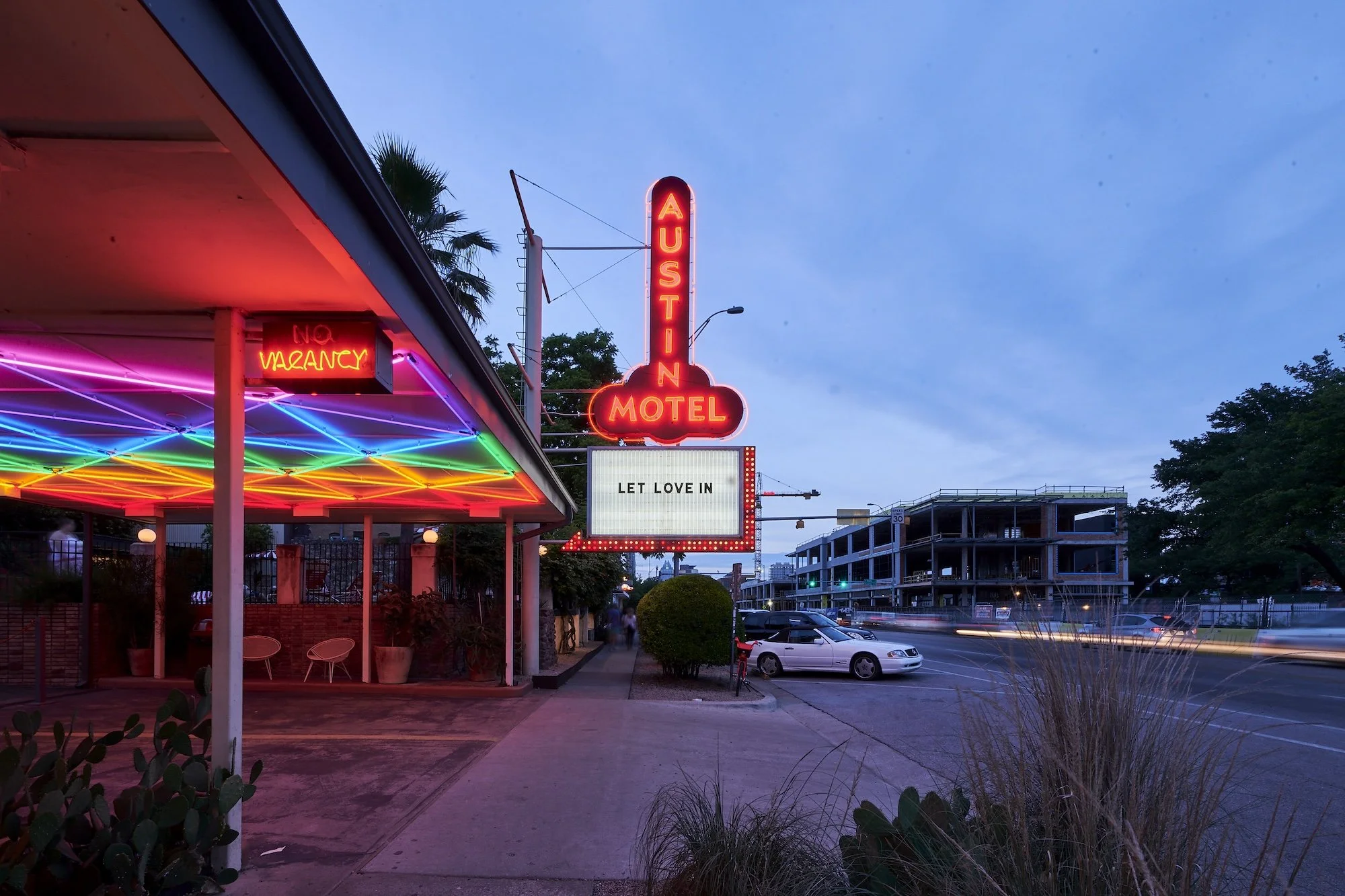 Austin-Motel-Exterior-Sign-x-Neon-Nick-Simonite.jpg