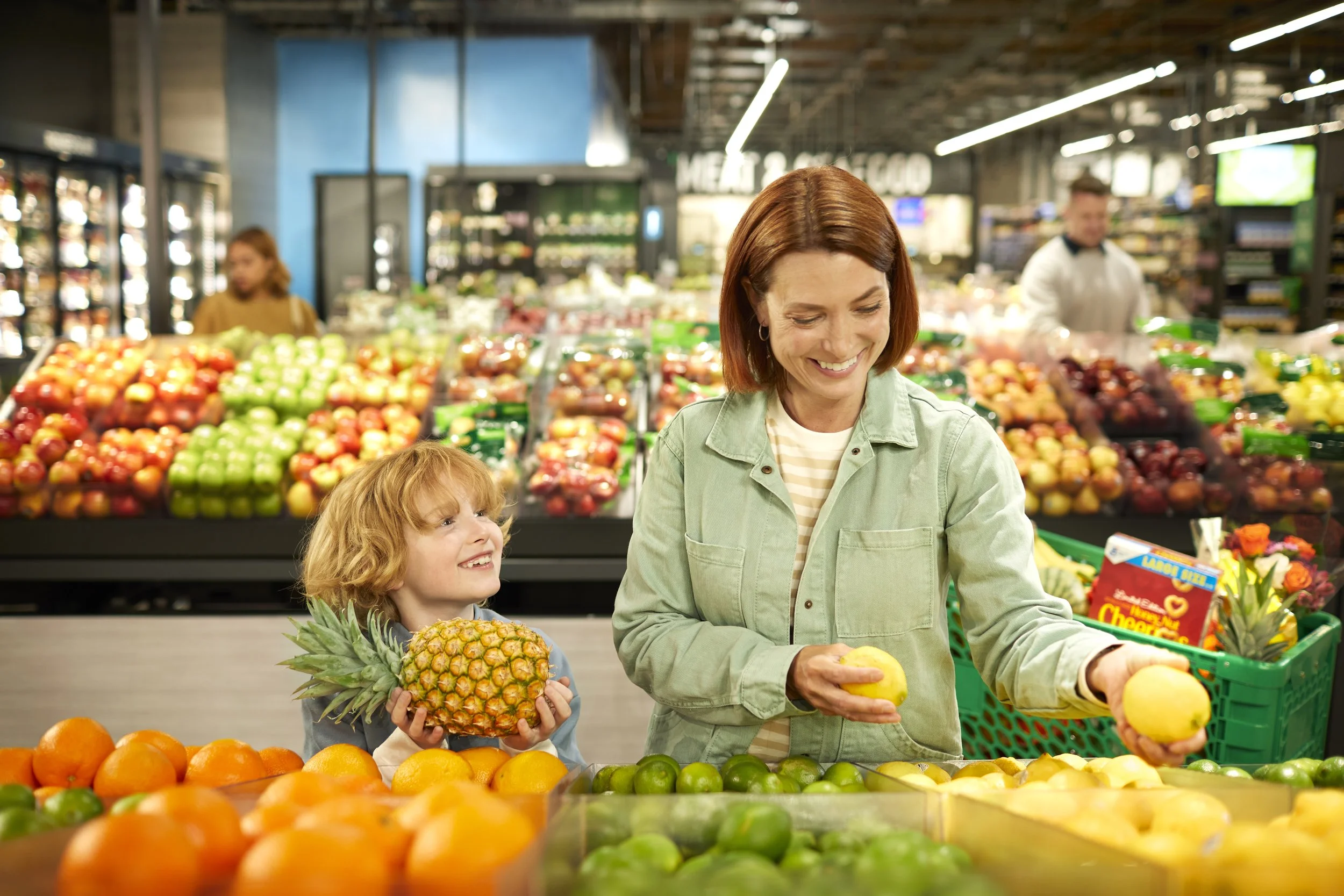 2023_AMZ-Fresh_Q2_InStoreRefresh_StoreInt_Shopping_Fruit_02B-_0200.jpg