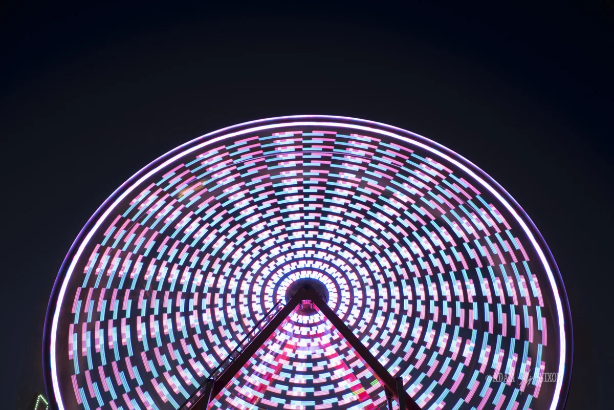Spinning ferris wheel at night