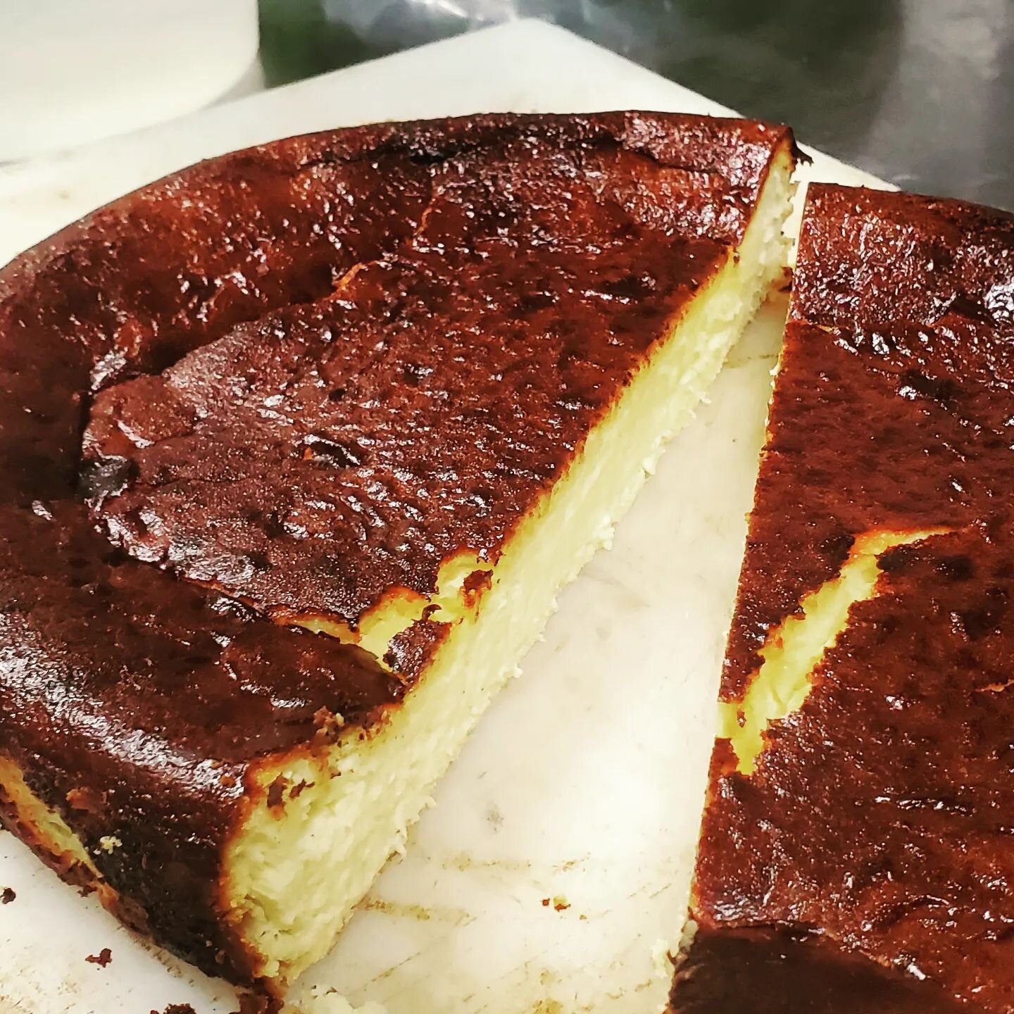 Basque cheesecake om our dessert menu tonight.
.
.
.
@culinarychefs @chefsroll @chefstalk @foodartchefs @chefstoday @army_of_chefs @goodfood.gallery @chefsplateform @theartofplating
@discovering_depoe_bay_oregon
#finedining #artofplating #gastronomy 