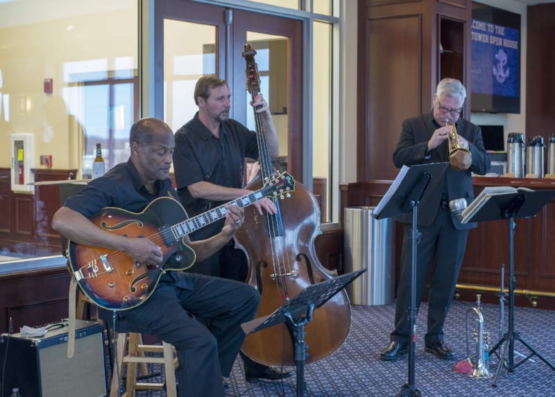 Live music makes this event filling the room with a warm ambiance that made us want to stay all night long!