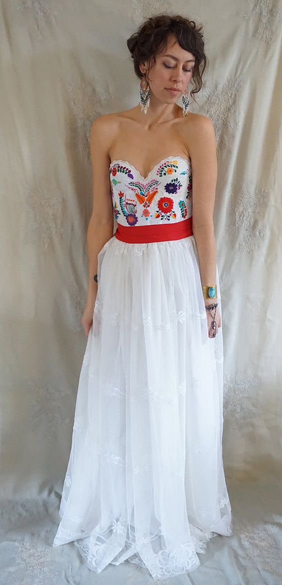 The sustainable design philosophy that has permeated the mainstream world of luxury fashion has also entered the realm of bridal wear, and there’s now an increasing number of designers determined to make gorgeous gowns that don’t cost the earth. Repurposing vintage material and utilizing eco friendly fabrics are ways to ensure your dress will be fashion forward and earth conscious