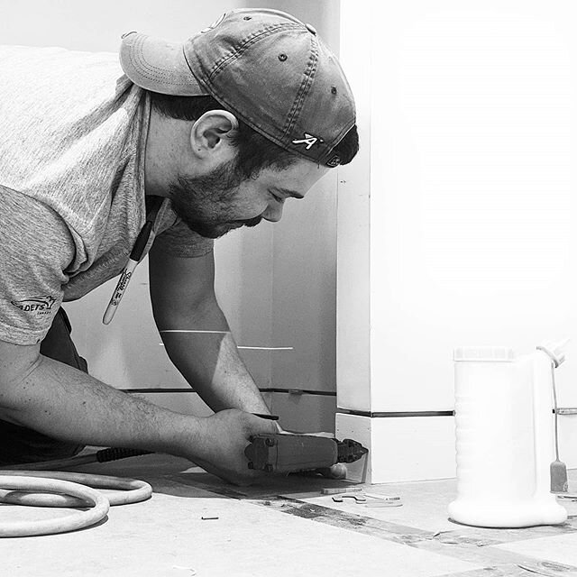 Joe throwing down repurposed,  recessed baseboards. All the poplar baseboards on our current project were salvaged from demolition of the last project -- striped, nails pulled, filled, sanded and painted ♻️ .
.
.
.
.
.
.
#northarrow #designbuild #int