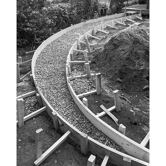 La luna:  concrete form work for a path connecting the garage and back deck. .
.
.
.
#northarrow #poeticsofspace #designbuild #landscapedesign #hardscapedesign #carpentry  #torontoconstruction #concrete #concreteforming #torontobuilds  #gardendesign