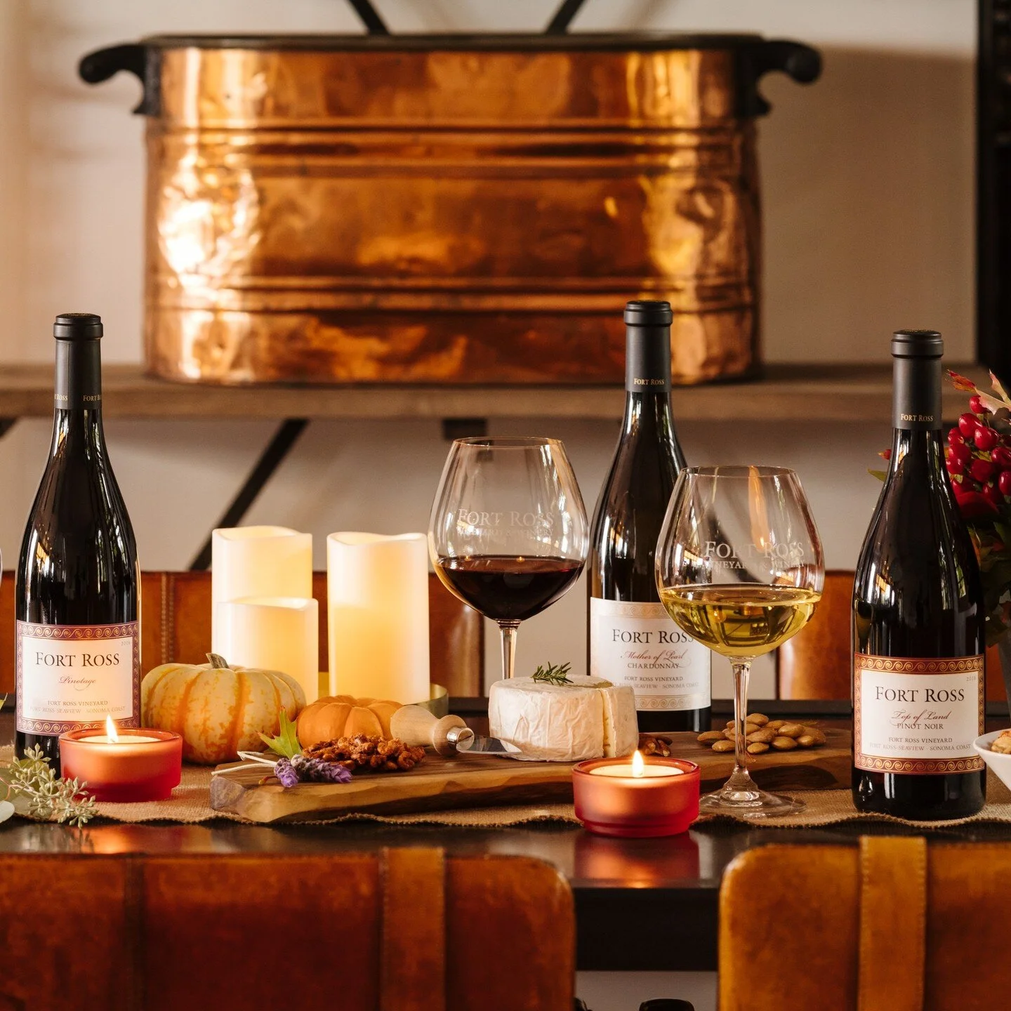 Excitedly prepping for next week's shoot at @fortrossvineyard has me thinking back to last year's gorgeous setup. I'm always reluctantly pulled into fall (give me all of the late light, freedom, and frozen treats of summer!) but a spread like this ma