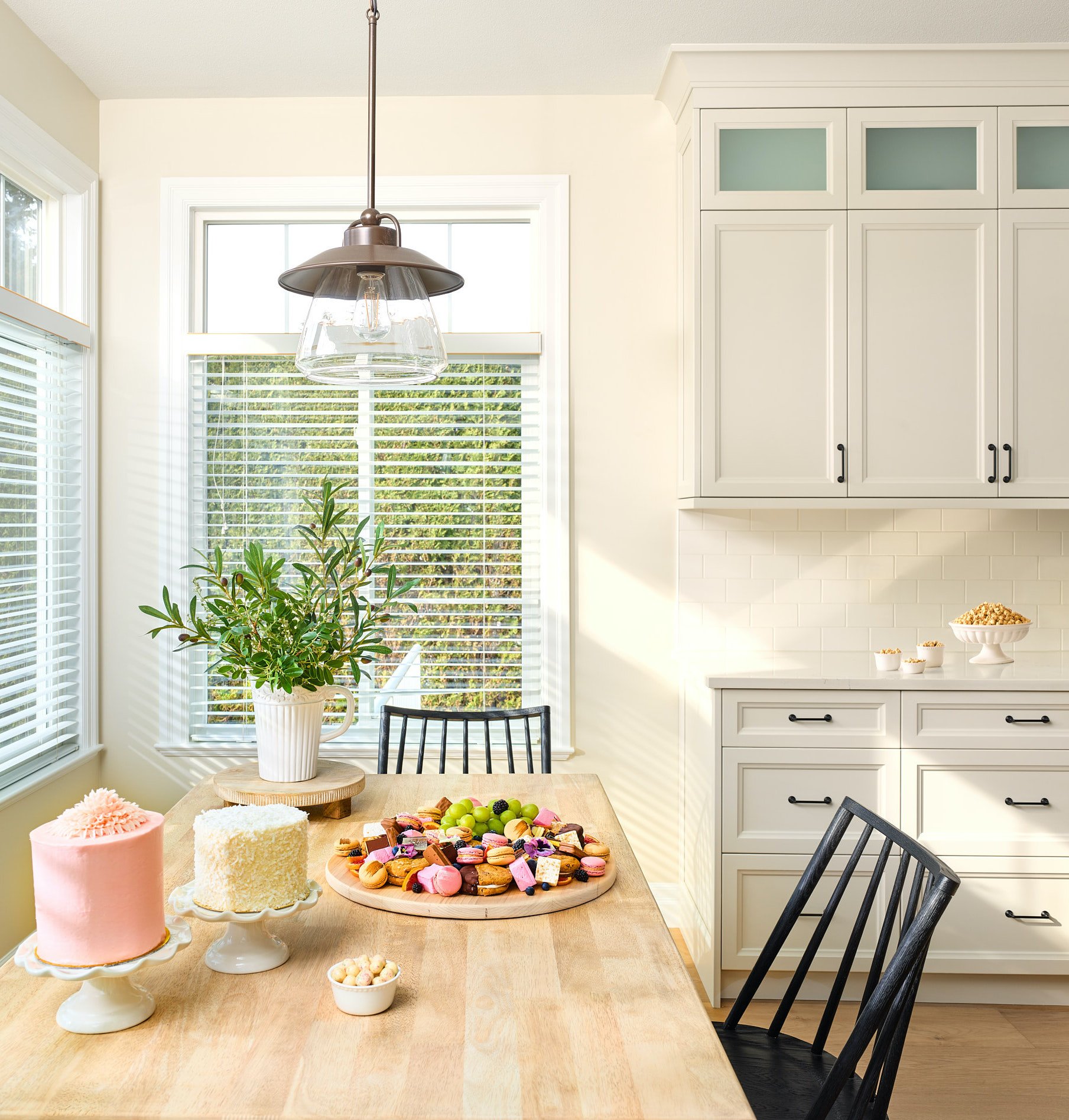 Ceiling-height upper cabinets incorporate frosted glass inserts.