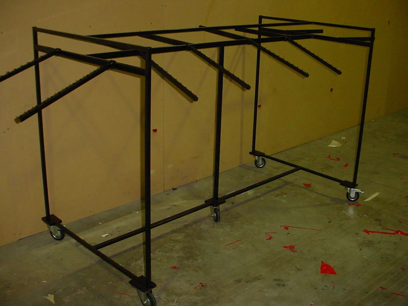 commercial cothing rack.JPG