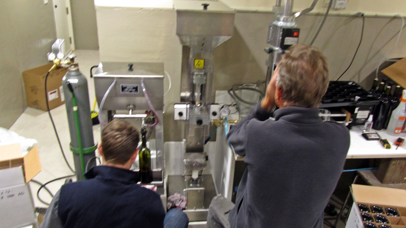 1 Overview from left to right: bottle filler, corker and foiler