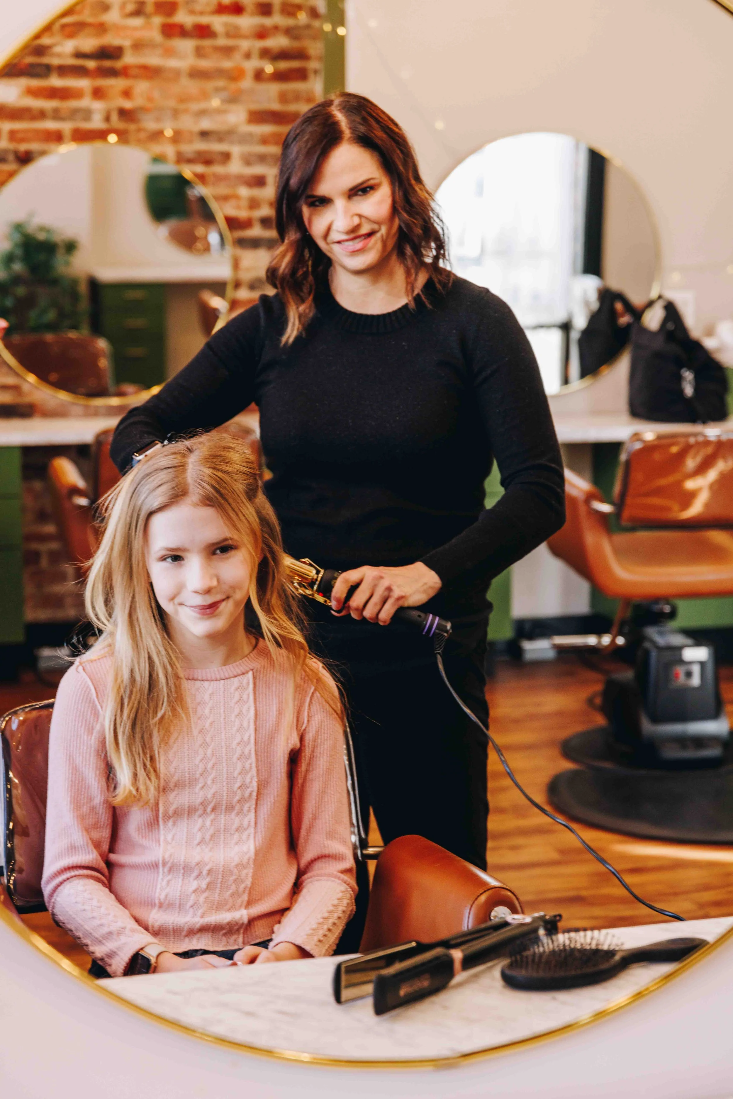 Holly McDowell curling daughters hair