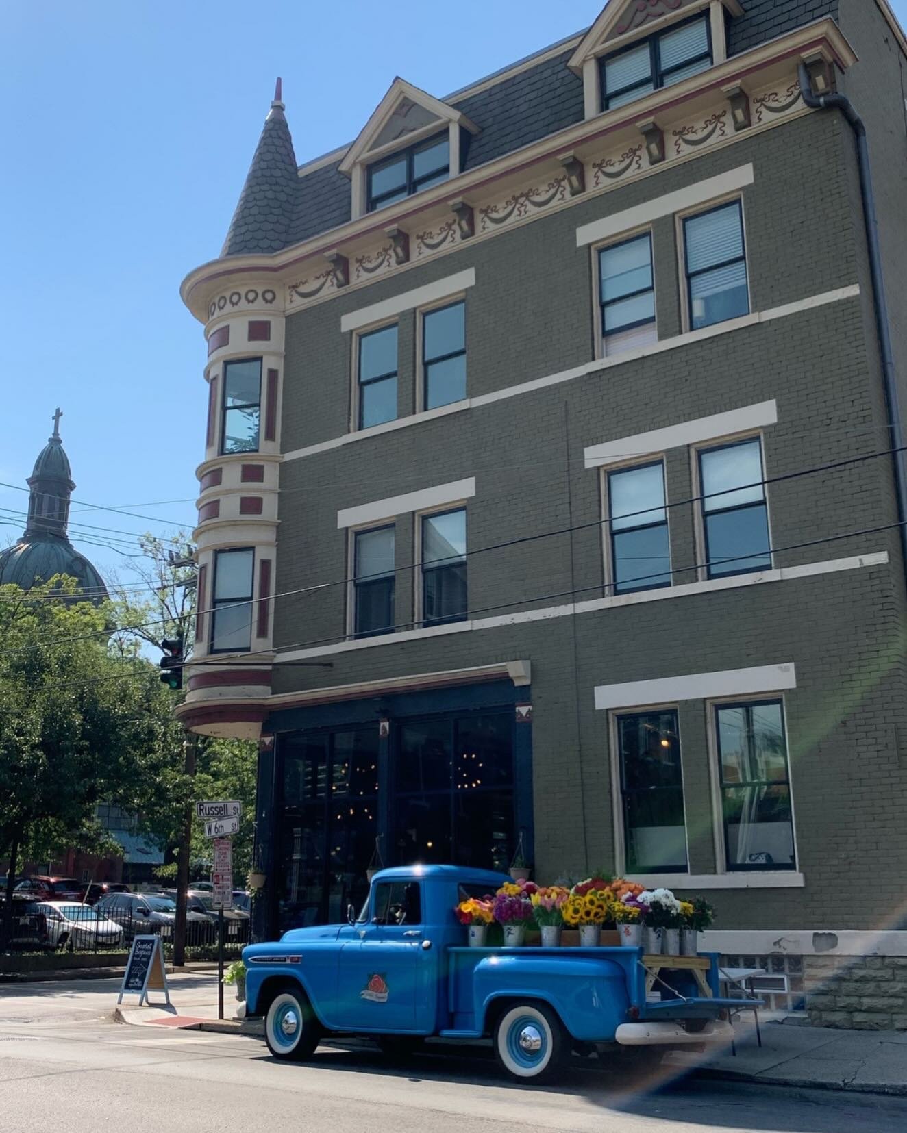 WOMAN CRUSH WEDNESDAY IS ON!! Scarlet Begonia&rsquo;s Flower Truck is popping up from 11a -1p and will be wrapping up her gorgeous bouquets 💐It looks like Mother Nature is going to give us a little break from the rain just in time for WCW today! 🌞 