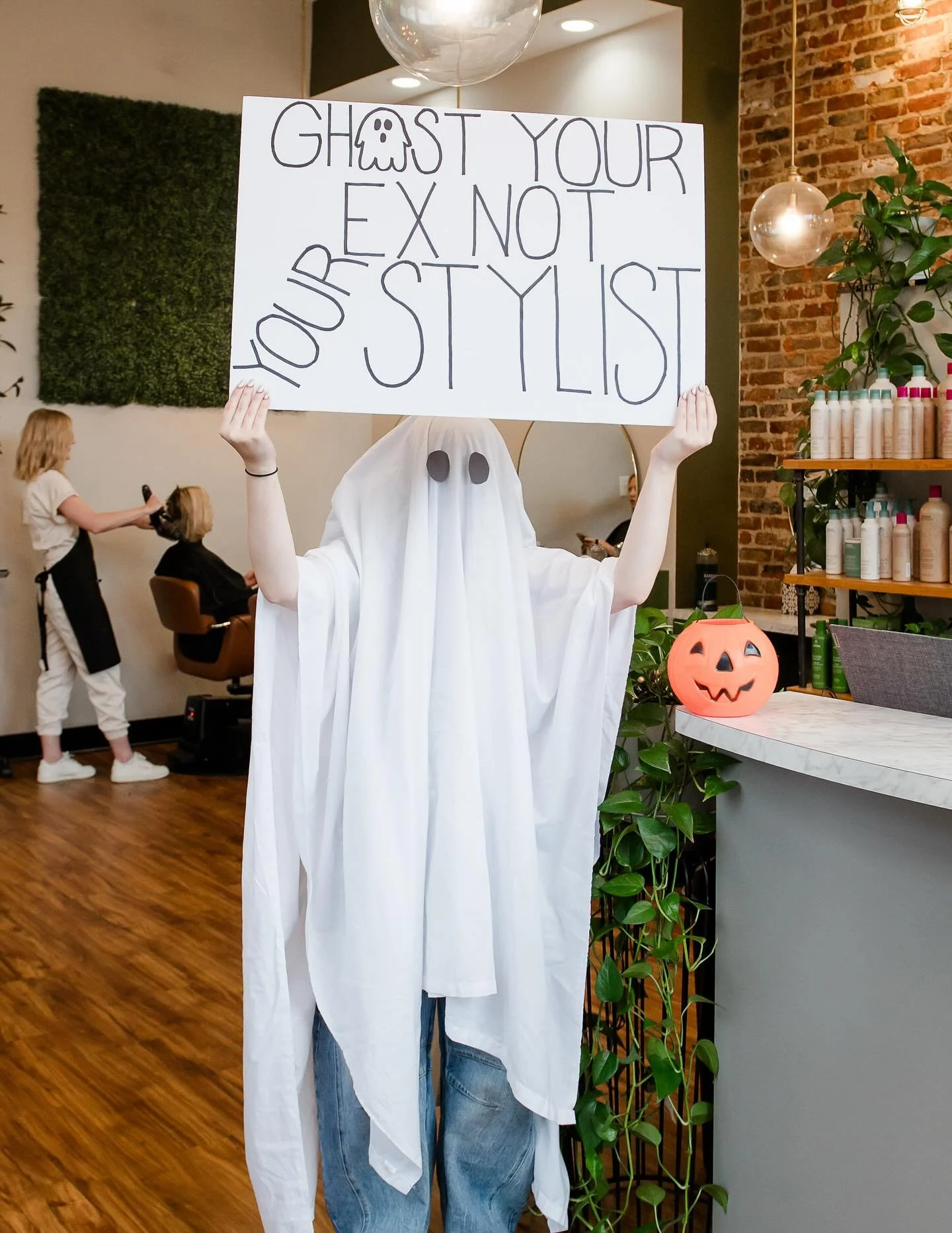 We love our guests + value your time (and our stylists&rsquo; too!) 💇&zwj;♀️💚 Thanks for helping us keep Greenline running smoothly ✨

💳 Credit card required for all bookings
⏰ &lt;24 hr cancel = 50% charge
🚫 No show = 75% charge

👻 Ghost your e
