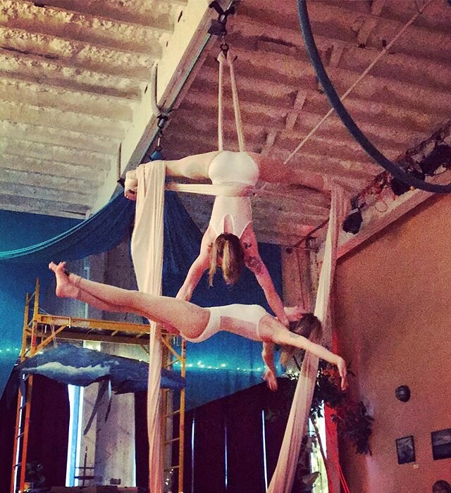 Check out these beauties @katie.kinetic and @jesswho__ on doubles silks! 🤍🤍 #synapsisnova #doubles #doublessilks #silks #aerialsilks #aerialperformance #aerialduo #eureka #humboldt