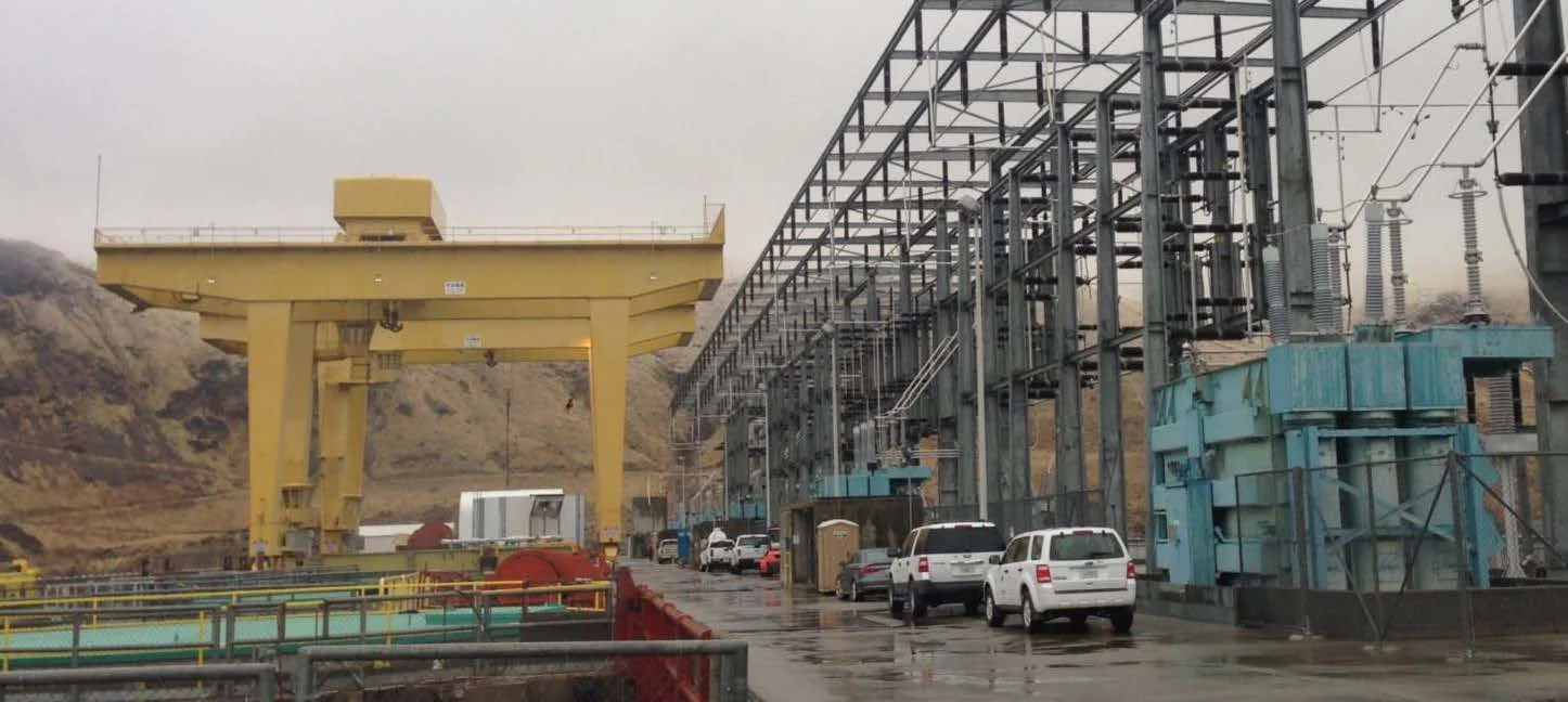 The switchyard and gantry cranes along the top of Wells Dam.