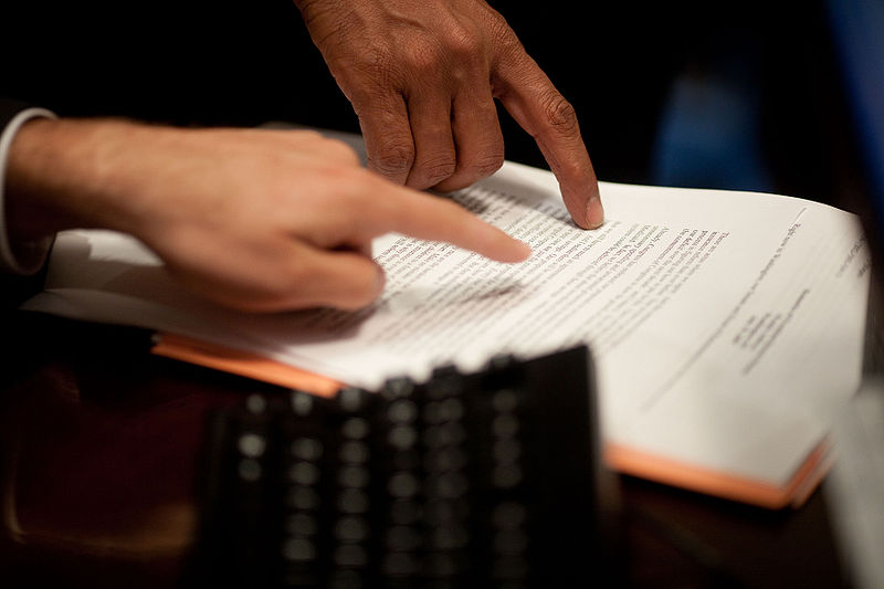 800px-Hands_of_Barack_Obama_on_Jon_Favreau_on_a_speech