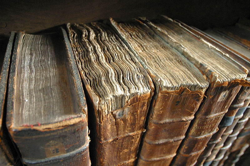 800px-Old_book_bindings