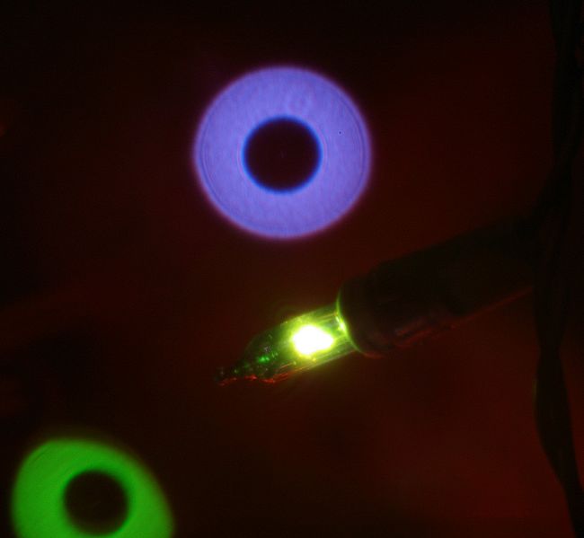 650px-Catadioptric_system_bokeh_christmas_tree_lights